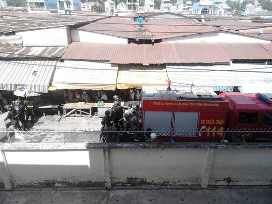 Bị người thân đòi đất, cả nhà ôm bình gas dọa tự thiêu - 2 Xe cứu hỏa và cảnh sát cơ động được huy động tới hiện trường