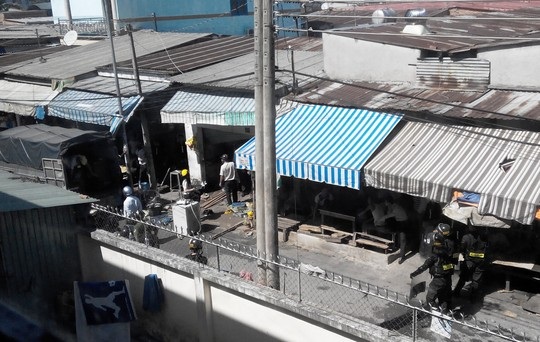 Bị người thân đòi đất, cả nhà ôm bình gas dọa tự thiêu - 3 Lực lượng chức năng đưa đồ đạc của ông Đệ ra khỏi căn nhà