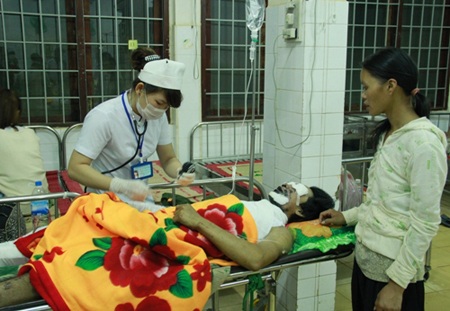   Nạn nhân Hoàng Sình Lình đang được cấp cứu tại bệnh viện và chuẩn bị vào phòng mổ