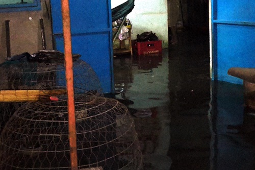 Thủy lợi bất ngờ xả cống, nước tràn vào nhà dân - 1 Nước lênh láng tràn vào bên trong nhà.