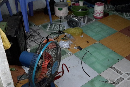 Thủy lợi bất ngờ xả cống, nước tràn vào nhà dân - 2 Nước tràn vào trong phòng trọ.