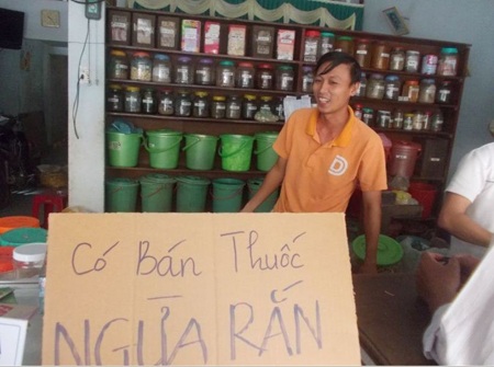 Một tiệm thuốc Bắc trưng biển bán thuốc ngừa rắn