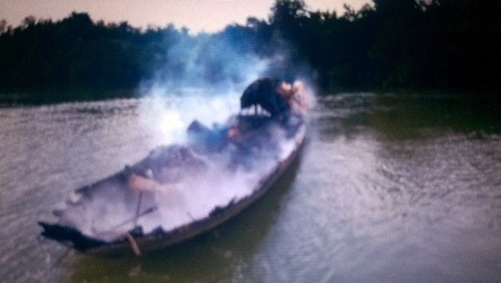 Chiếc ghe bị nổ.