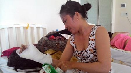 Chị Chi đang kể lại vụ việc trong nước mắt.