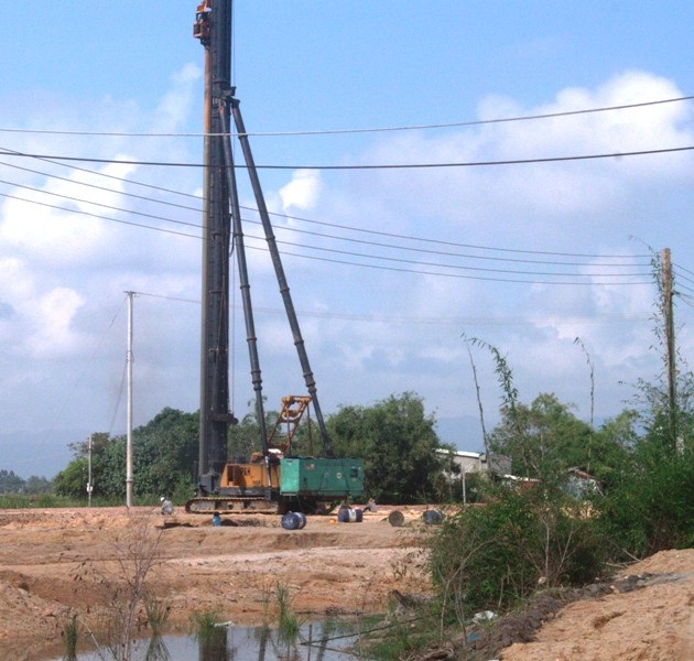 Công trình thi công quốc lộ 19 khiến người dân lo lắng về độ an toàn của các ngôi nhà.