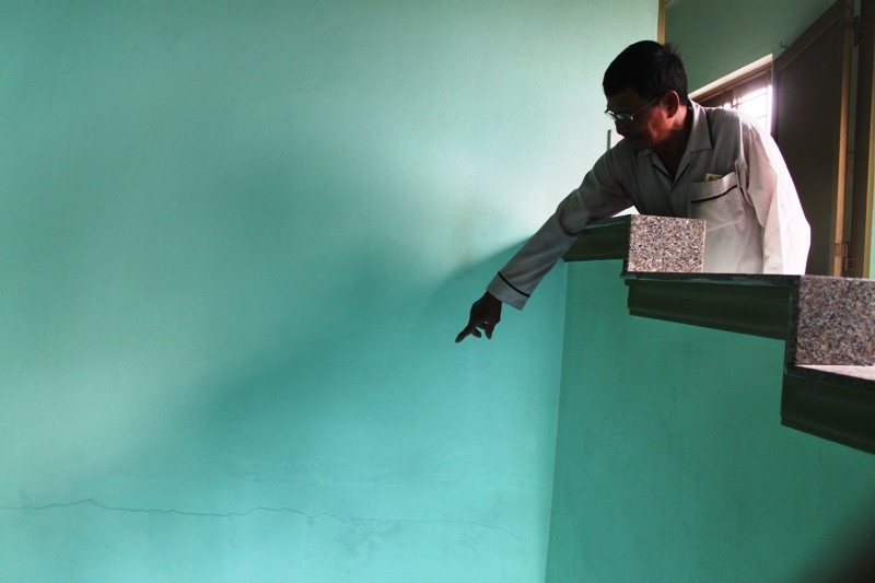 Công trình thi công quốc lộ 19 khiến người dân lo lắng về độ an toàn của các ngôi nhà.