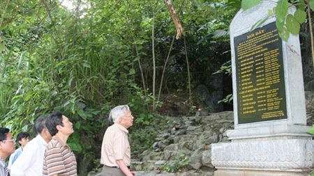 Nguyên Phó Thủ tướng và đàn vịt giời - 1 Nguyên PTT Nguyễn Công Tạn trước hang Tám Cô. Ảnh: Xuân Ba