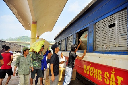 “Trảm” hai trưởng tàu Đồng Đăng - Hà Nội vì chuyên chở hàng lậu - 1 Đưa hàng lậu lên toa khách tàu Đồng Đăng - Hà Nội bằng cửa sổ. Ảnh Thành An