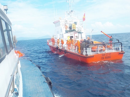 Tàu Vân Phong 01 của Bộ đội Biên phòng tỉnh Khánh Hòa khẩn trương tìm kiếm trên biển.