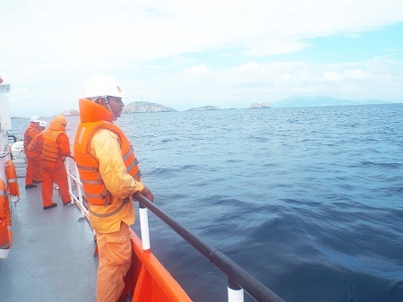 “Quần thảo” trên biển tìm kiếm 8 thủy thủ mất tích