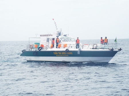 Tàu Vân Phong 01 của Bộ đội Biên phòng tỉnh Khánh Hòa khẩn trương tìm kiếm trên biển.