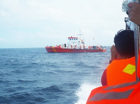 Tàu Vân Phong 01 của Bộ đội Biên phòng tỉnh Khánh Hòa khẩn trương tìm kiếm trên biển.