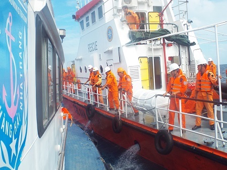 Tàu Vân Phong 01 của Bộ đội Biên phòng tỉnh Khánh Hòa khẩn trương tìm kiếm trên biển.