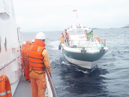 Tàu Vân Phong 01 của Bộ đội Biên phòng tỉnh Khánh Hòa khẩn trương tìm kiếm trên biển.