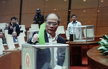 Đúng 9h, các đại biểu bắt đầu bỏ phiếu.