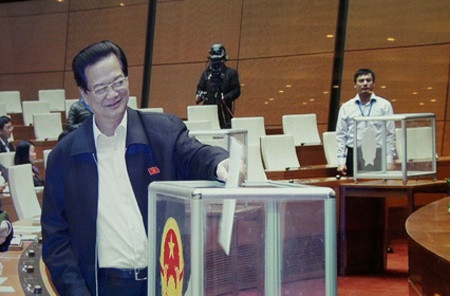 Đúng 9h, các đại biểu bắt đầu bỏ phiếu.