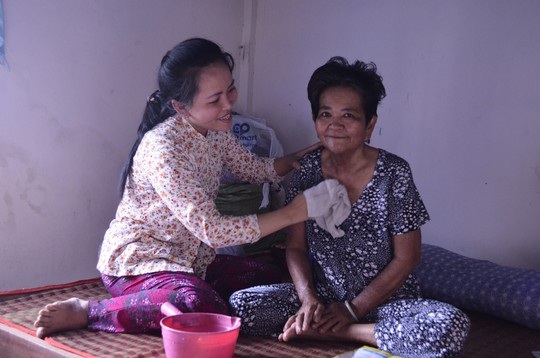 Chị Thuỷ, con gái út bà Mai, cho biết cả nhà sẽ chăm sóc bà kỹ hơn