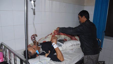 Nạn nhân bị thương nặng đang được cấp cứu tại Bệnh Viện Đa Khoa Lâm Đồng (Ảnh: Baotintuc.vn)