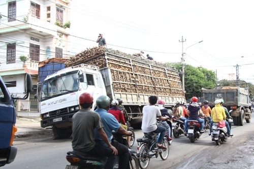 Chiếc xe tải chở đầy ắp sắn gãy nhíp, sập cầu.