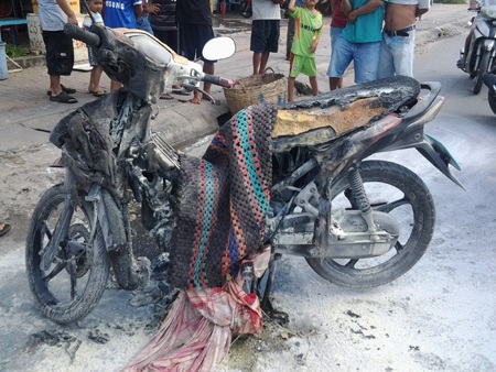 Chiếc xe cháy rụi chưa rõ nguyên nhân