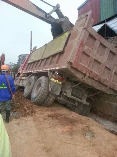 Hà Nội: Xe tải đổ nghiêng, dựa “thủng” tường nhà dân - 2 Mảng tường nhà ông Sang bị thủng sau vụ việc.