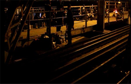 Nướng ngô, đun nước trên… đường sắt cầu Long Biên - 2 Một người bán hàng tỏ thái độ phản đối khi phát hiện bị ghi hình.