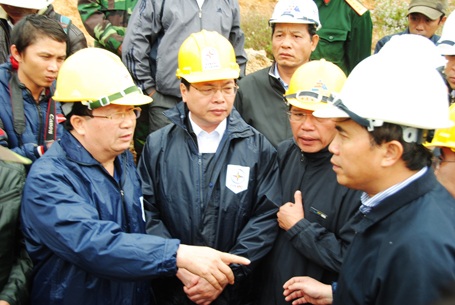 Hai Bộ trưởng Bộ Xây dựng và Bộ Công thương trực tiếp chỉ đạo phương án cứu hộ tại hiện trường.