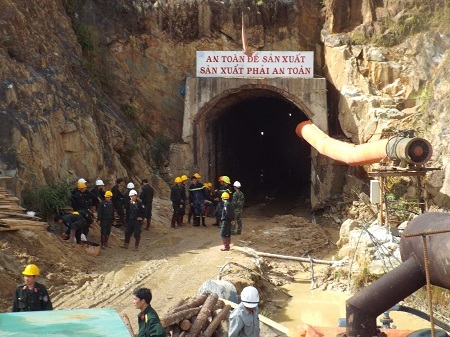 Nắng bừng lên ấm áp giúp công tác cứu hộ được thuận lợi.