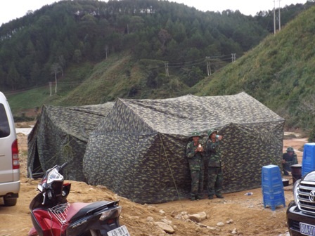 Hai lán trại dã chiến được dựng tại hiện trường