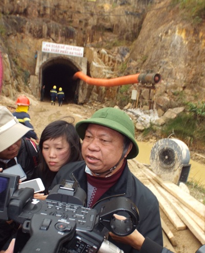 Thiếu tướng Bùi Văn Sơn trao đổi với các phóng viên trước cửa hầm (Ảnh: Viết Hảo)