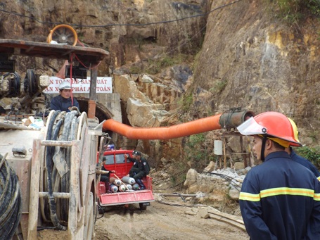 Nước trong hầm đang giảm, 12 công nhân ổn định sức khỏe