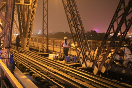 Mộtcăn bếp trên cầu Long Biên.
