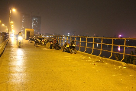 Những chiếc chiếu trải ngay trên mặt cầu, cản trở giao thông.