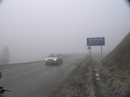 Đường lên Sa Pa sương mù dầy đặc che khuất tầm nhìn xa.