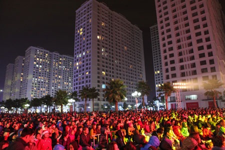 Lưu Hương Giang, Uyên Linh đốt cháy đêm Giáng sinh cùng cư dân Vinhomes Times City - 1 24.000 cư dân Vinhomes Times City hòa chung không khí Đêm hội
giáng sinh 2014