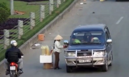 Bộ GTVT lên tiếng việc “đùa giỡn với tử thần” trên Đại lộ Thăng Long - 1 Cảnh bán bánh mì, xe máy đi ngược chiều trên đại lộ Thăng Long.