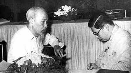 GS.Trần Đại Nghĩa và những cống hiến vô giá cho ngành công nghiệp quốc phòng VN - 1 Bác Hồ và Kỹ sư Trần Đại Nghĩa (phải), người được Bác đặt
tên.