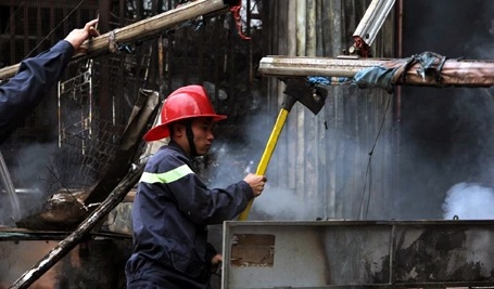 Nửa chợ Nhật Tân bị thiêu rụi, thiệt hại gần 10 tỉ đồng - 3 Nửa chợ Nhật Tân bị thiêu rụi, thiệt hại gần 10 tỉ đồng