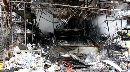 Nửa chợ Nhật Tân bị thiêu rụi, thiệt hại gần 10 tỉ đồng