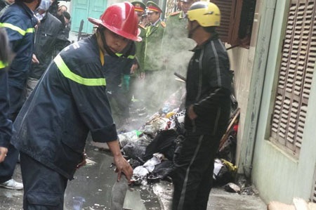 Cháy lớn trong đêm, 6 người trong một gia đình tử vong - 2 Quần áo, vải vóc chất đầy trước cửa gây ngạt khói, khiến các nạn nhân không thể chạy thoát.