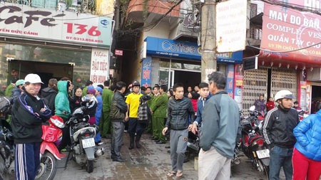 Cháy lớn trong đêm, 6 người trong một gia đình tử vong - 3 Ngôi nhà cháy là một tiệm may nhỏ nằm trong ngõ 136 Nguyễn Đức Cảnh