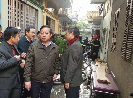 Cháy lớn trong đêm, 6 người trong một gia đình tử vong - 6 Lãnh đạo TP Hải Phòng và phường Cát Dài có mặt tại hiện trường vụ cháy
