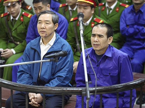 Bảo vệ chủ quyền - Sự kiện “nóng bỏng” nhất năm 2014 - 6 Dương Chí Dũng (trái) lĩnh án tử hình về tội tham ô, cố ý làm trái.