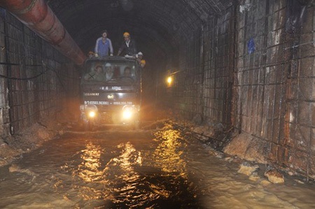 Nước trong hầm đang liên tục dâng lên. (Ảnh: Người lao động)