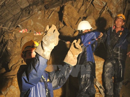 Chuẩn bị vật liệu để gia cố đường hầm. (Ảnh: Nguyễn Dũng/TTXVN)