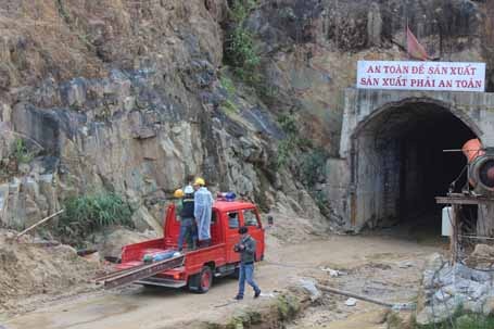 Thêm một xe cứu hộ vào hầm.