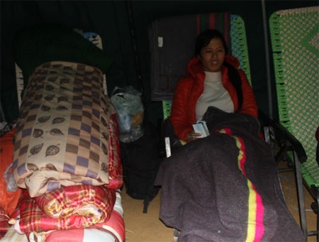 Chị Hoa thẫn thờ lo cho sự an nguy của chồng.