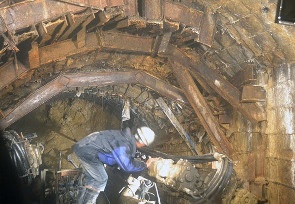 Ảnh công nhân điều khiển máy khoan từ đầu hầm bị sập. (Ảnh: Người lao động)