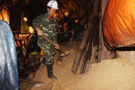 Mở ống thông hơi thứ 3, khẩn trương đào ngách hầm giải thoát 12 nạn nhân