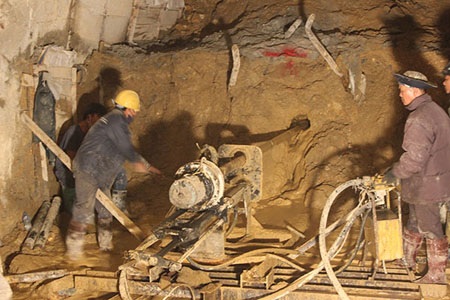 Các máy khoan hoạt động hết công suất ở cả 3 phía. (Ảnh: Báo Lâm Đồng)